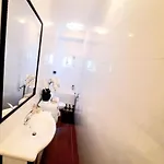 2 Bedroom Serviced Belle Vue By The Park Apartament *
