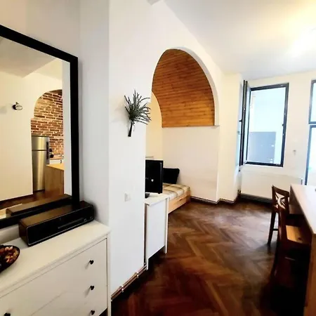 2 Bedroom Serviced Belle Vue By The Park