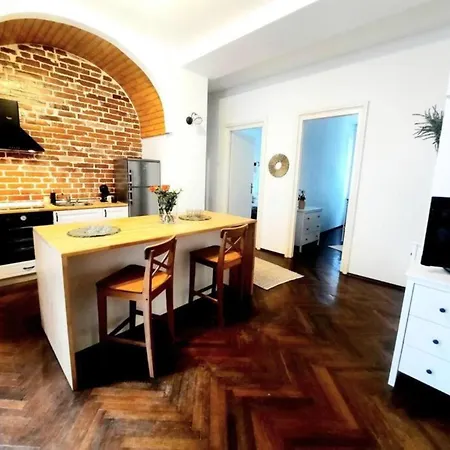 2 Bedroom Serviced Belle Vue By The Park Apartament *