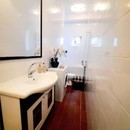 2 Bedroom Serviced Belle Vue By The Park *