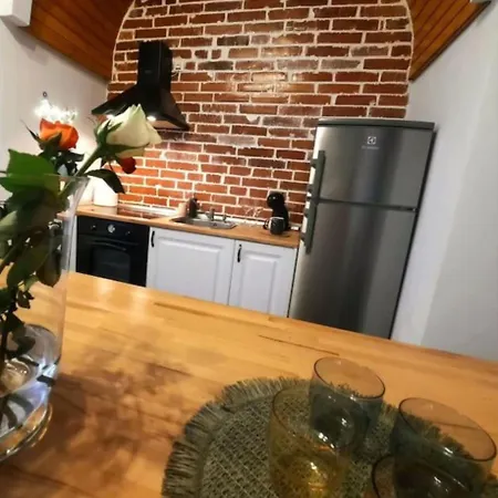 2 Bedroom Serviced Belle Vue By The Park *