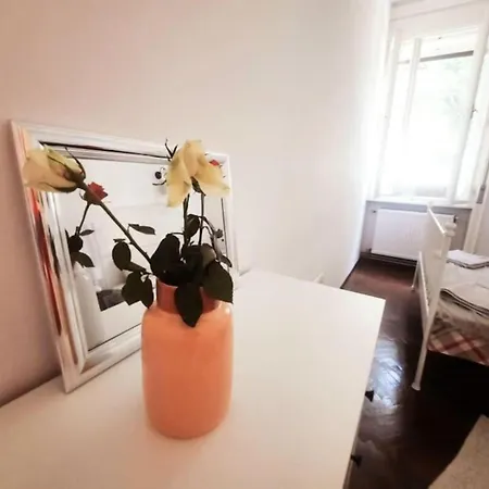 2 Bedroom Serviced Belle Vue By The Park Apartament *