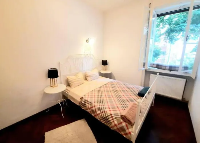 2 Bedroom Serviced Belle Vue By The Park *