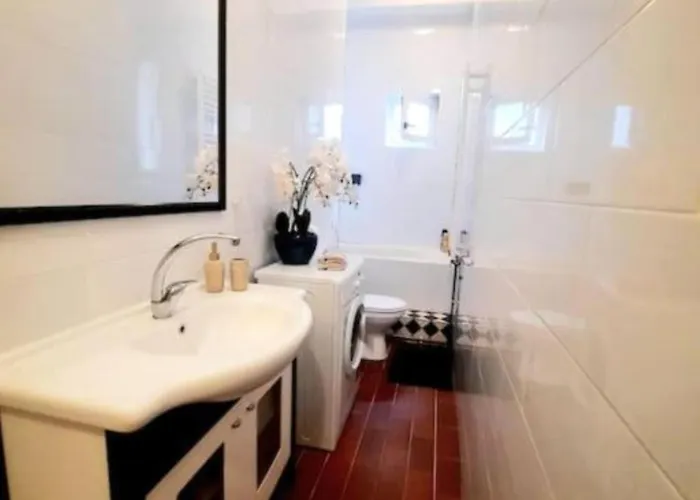 2 Bedroom Serviced Belle Vue By The Park *