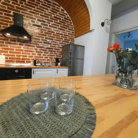 2 Bedroom Serviced Belle Vue By The Park *