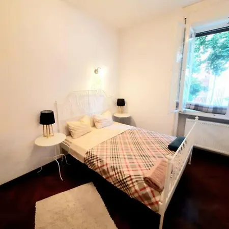 2 Bedroom Serviced Belle Vue By The Park *