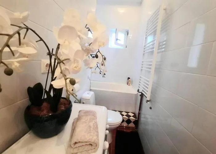 2 Bedroom Serviced Belle Vue By The Park *